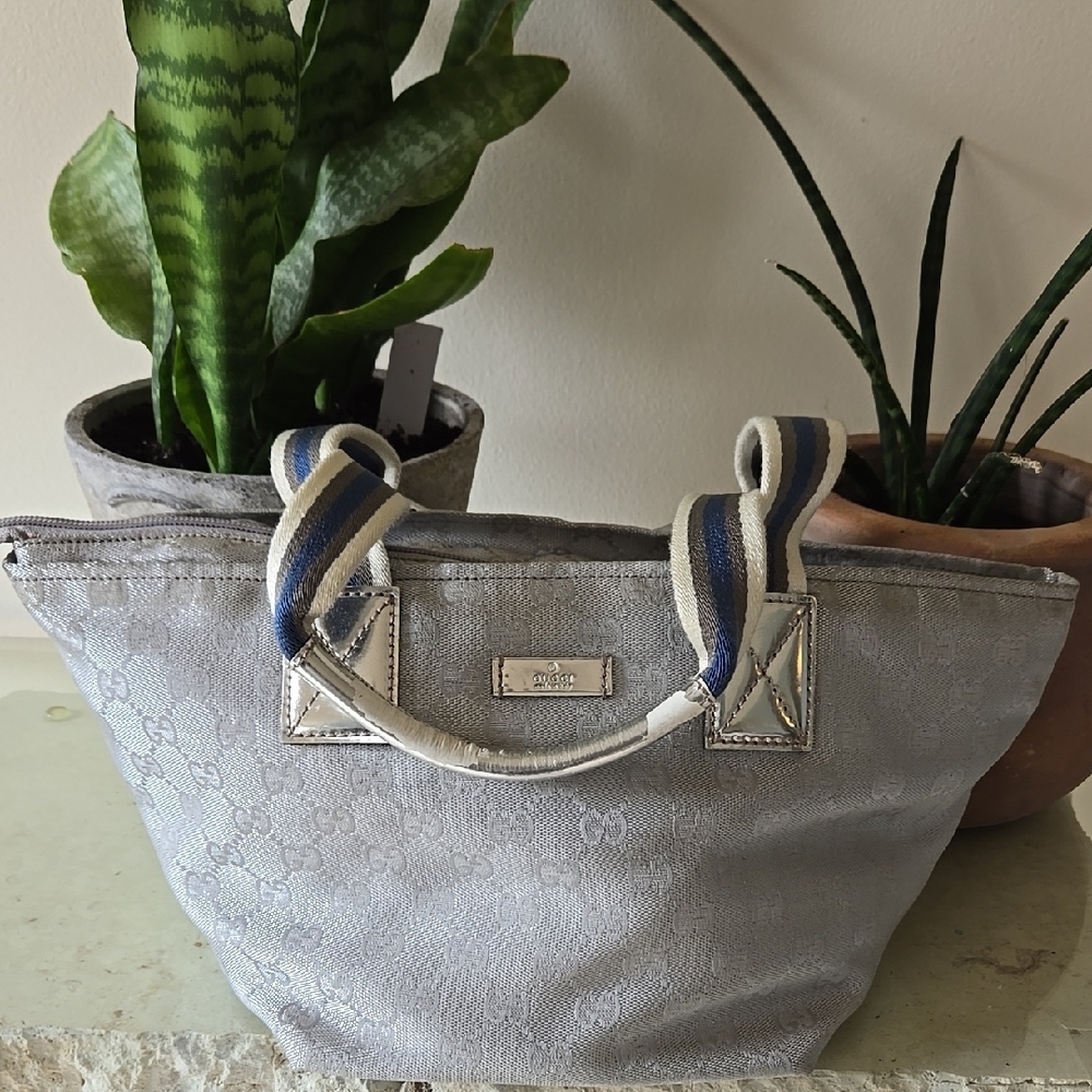 Light Gray Tote Bag with Spacious Compartment and Sturdy Handles